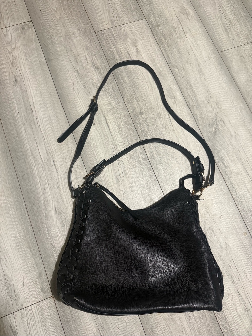 Black Leather Shoulder Hobo 𝖬𝗈𝖽𝖺 𝖫𝗎𝗑𝖾 with Braided Sides